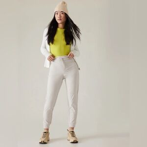 Athleta Headlands Hybrid Mid Rise Jogger im cream white size 12